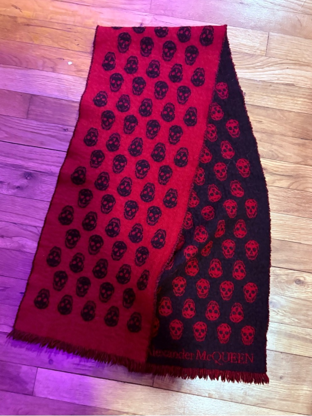 Alexander McQueen Black and Red Skull Jacquard Scarf - Picture 4 of 4